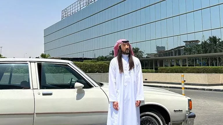 شاهد ستيف أوكي يعيش أجواء التسعينات في السعودية