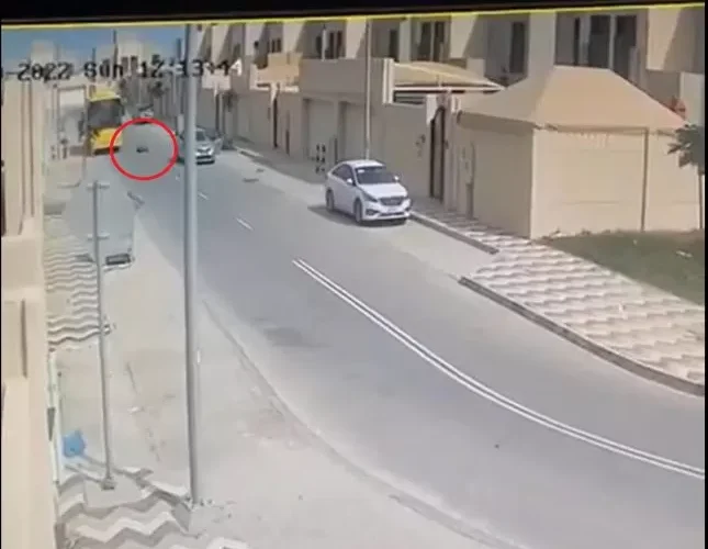 فيديو مروع من السعودية لسائق متهور يفرم طفلة تحت عجلات سيارته فور نزولها من باص المدرسة