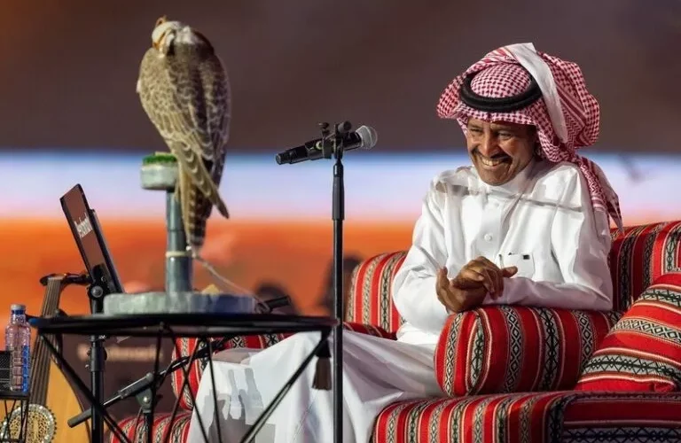 شاهد أحد جماهير خالد عبدالرحمن في أبها يطلب طلب غريب والفنان يلبي رغبته