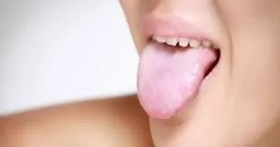 علامات في اللسان تدل على نقص فيتامين ( د ) في جسمك بشكل خطير .. وهذا ما يجب عليك فعله