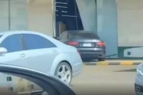 بالفيديو: سيارة مسرعة تقتحم اهم مولات جدة وتتسبب في كارثة