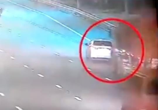 بالفيديو: بتصرفٍ طائشٍ من قائد سيارة خاصة.. وفاة 6 أشخاص وإصابة 19 في حادث مروري بـ”أبوظبي”