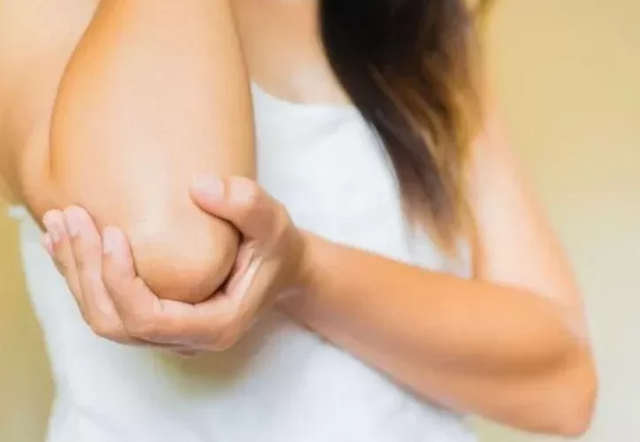 للنساء فقط : طرق وخطوات ستتمكن من خلالها تفتيح الأكواع في أسبوع.. النتيجة ستذهلك !!