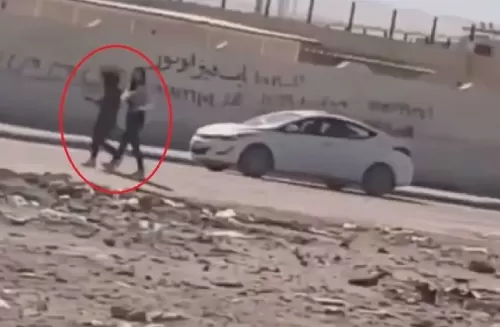 بالفيديو: عراقي يتحرش بفتاتين في بغداد لكن الفتاتين فعلتا ما لم يتوقعه