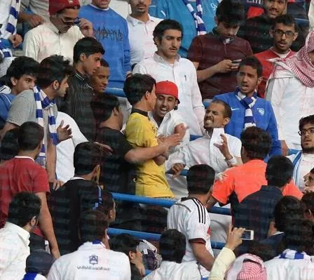 شاهد: إعلامي سعودي يعتدي على مشجع في المدرجات .. ويتصدر مواقع التواصل