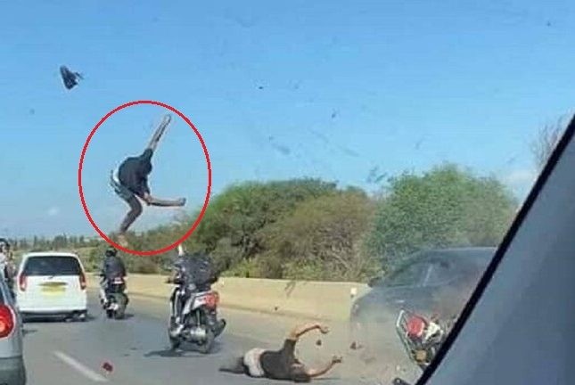 طار في الهواء.. شاهد: حادث مروع خلال استعراض بالدراجات النارية في الجزائر
