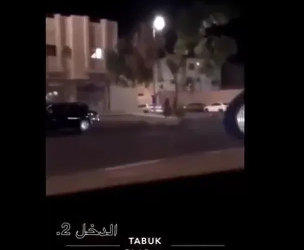 بالفيديو: حرب بالرشاشات والرصاص الحي في شوارع السعودية