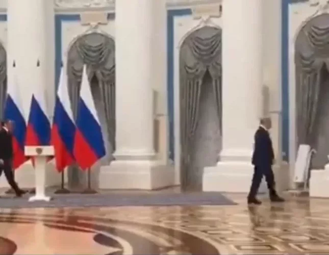 شاهد.. “بوتين” يتجاهل الرئيس الفرنسي بطريقة مهينة بعد انتهاء المؤتمر الصحفي المشترك بينهما في الكرملين !!