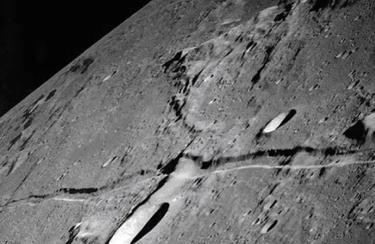 شاهد بالصور ظاهرة انشقاق القمر .. لغز يحاول علماء ناسا كشفه