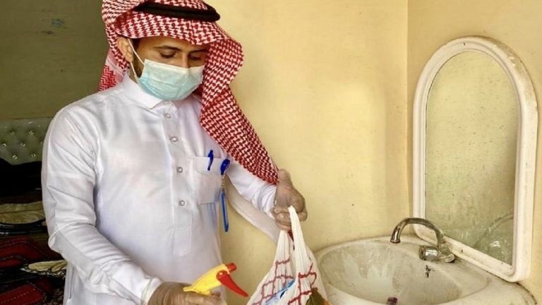 القبض على حلاقين عربيين بالسعودية حولا منزلهما لصالون (فيديو)