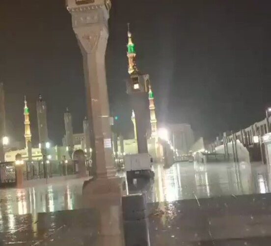 مشهد جميل لهطول الأمطار الغزيرة على المسجد النبوي في المدينة المنورة