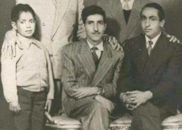 شاهد صورة نادرة تجمع رموز الأدب والسياسة وقيادات عسكريةأثناء ثورتهم ضد الأمامة في اليمن