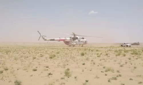 طيار يمني يهبط بمروحيته في طريق العبر بشكل مفاجئ ودون تفكير للقيام بهذا العمل العمل النبيل