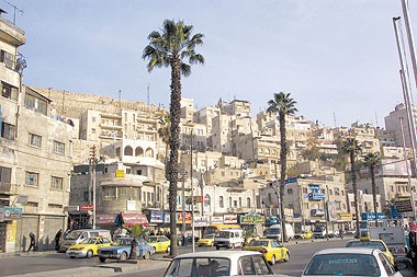 أردني يقتل ابنته في الشارع أمام الملأ ويشرب الشاي على جثمانها