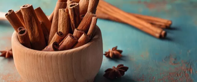 لهذه الأسباب لن تتوقف عن تناول مغلي القرفة بعد اليوم