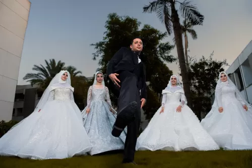 شاب مصري يروي تفاصيل لا تصدق لما حصل له عندما تزوج ثلاث فتيات في ليلة واحدة وهكذا استنزفن قواه حتى النهاية