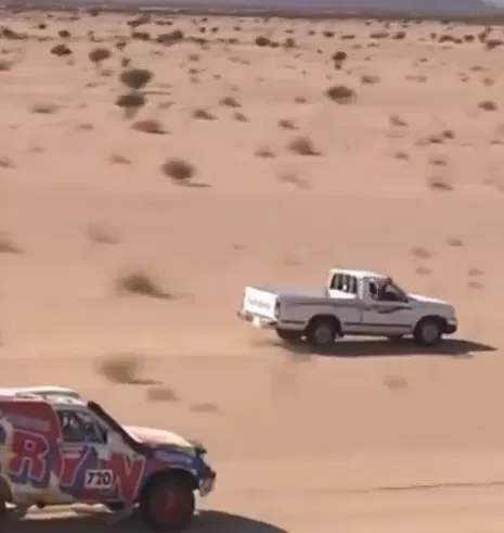 شاهد.. مقطع طريف لسائق سيارة “ونيت ” يتحدى مركبة مشاركة في رالي داكار ويتمكن من تجاوزها بسرعة هائلة