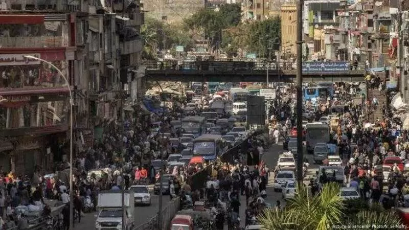 مصريون ينهالون بالضرب على شاب يمني تحرش بفتيات بنهار رمضان في القاهرة