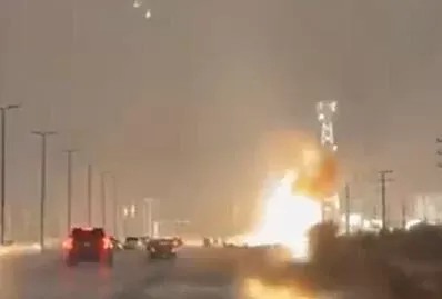 فيديو لصاعقة في مكة تحول هذا البرج لكتلة من اللهب