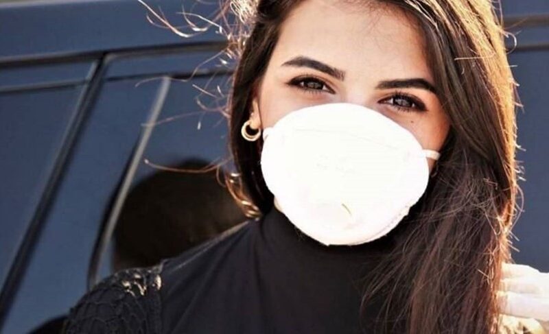هكذا سقطت أشجع إعلامية عربية في الشارع بسبب كورونا على الهواء مباشرة.. شاهد ’’فيديو يهز القلوب’’