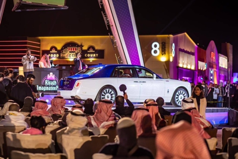 شاهد: عرض سيارات  بوغاتي شيرون بلامبورجيني افنتادور ورولز رويس في مزاد علني بموسم الرياض