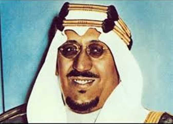 صورة نادرة للملك سعود وهو يكشف عن لوحة كُتبت باسمه أثناء زيارته لمصر