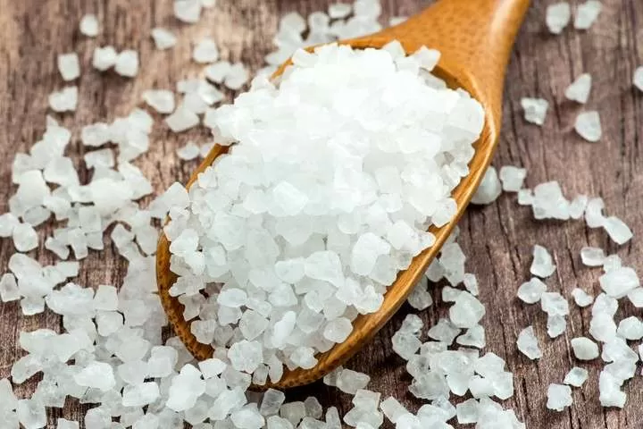 هذا النوع من الملح يخلصك من كل مشاكل القدمين