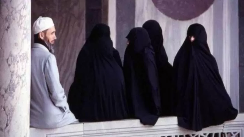 سعودي يتزوج مديرة ومشرفة ومعلمة وطالبة من مدرسة واحدة! .. والمفاجأة تعامل المديرة مع ضريراتها!