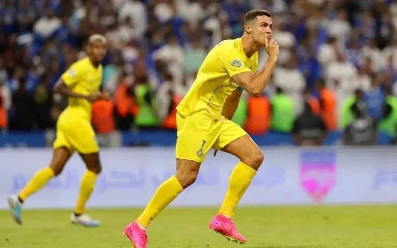 الفيديو الكامل لحرب شوارع بين لاعبي النصر والهلال بعد مباراة نهائي كأس سلمان وهذا ما أصاب رونالدو