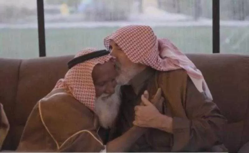 شاهد كيف ودّع كفيل سعودي عامله بعد 45 سنة من الخدمة