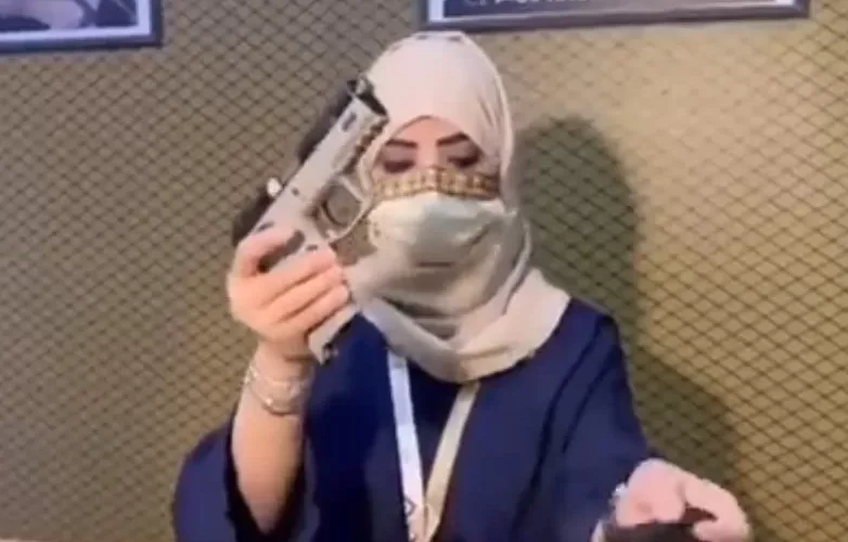 شاهد فيديو لجميلة سعودية احرجت بهذا العمل ضباط كبار في الجيش السعودي