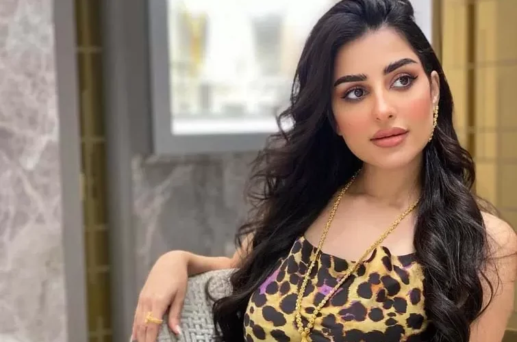 بالفيديو: المهرة البحرينية تثير الجدل بطريقة سكب واحتساء مشروب