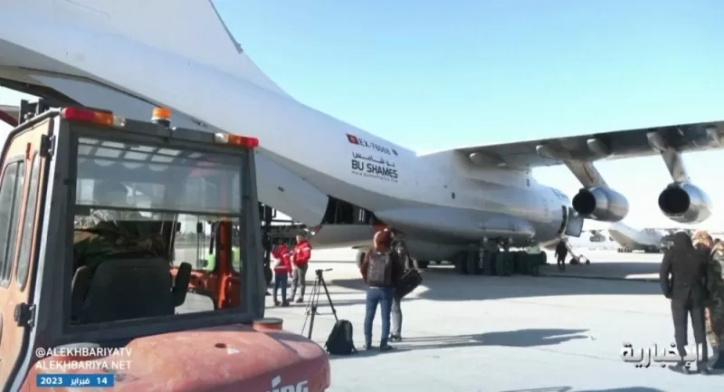 بالفيديو: وصول طائرة إغاثة سعودية ضخمـة الى مطار حلب