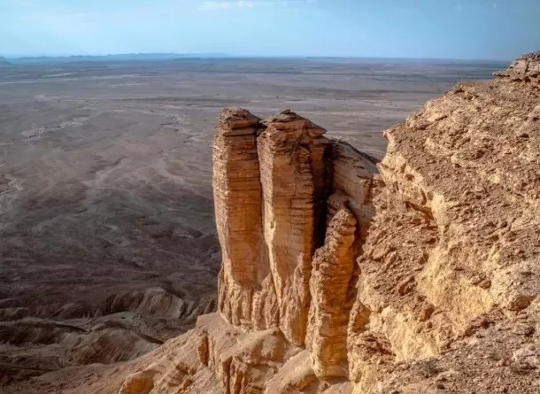 شاهد..انهيار جبل في السعودية يسبب بعرقلة السيارات الى الان