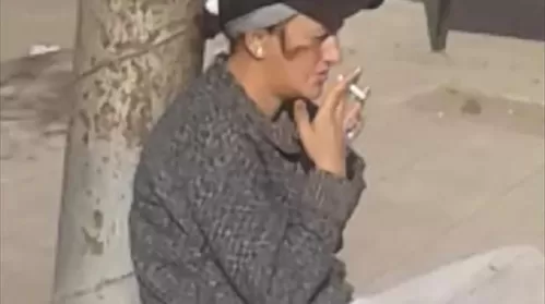 بسبب مرض نفسي خطير: شاهد اجمل ممثلة في مسلسل الحاج متولي مشردة وبثياب ممزقة في شوارع القاهرة