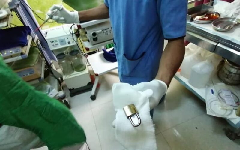 شاهد بالصور ..في واقعة غريبة.. استخراج قفل نحاسي وعملات معدنية من بطن فتاة يمنية!