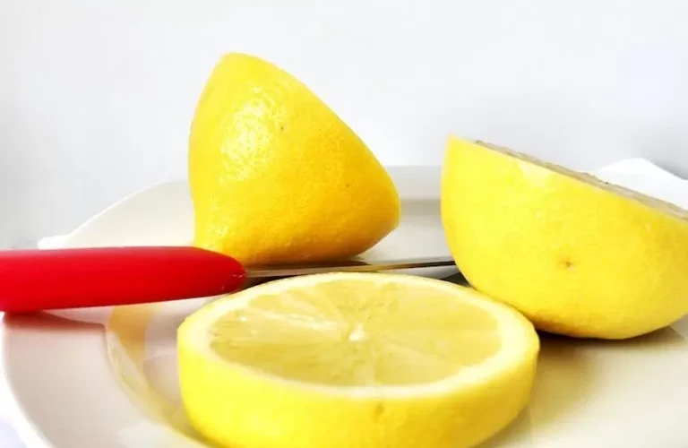 لهذا السبب الغريب يجب عليك تسخين الليمون قبل تقطيعة في الميكرويف