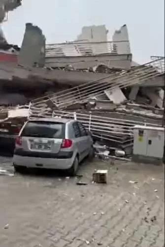 وفاة ثاني أسرة يمنية تحت الأنقاض جراء زلزال تركيا .. شاهد كيف أصبح منزلهم (فيديو)