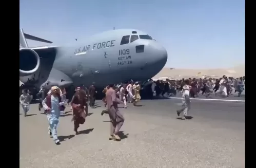 مشهد يقطع الأنفاس .. أفغان يسقطون من السماء بعد محاولتهم التشبث على أجنحة طائرة أمريكية للفرار من كابل (فيديو)
