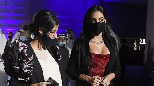 جورجينا صديقة رونالدو تظهر عارية تماماً على غلاف مجلة عالمية مقابل هذا الثمن .. صور