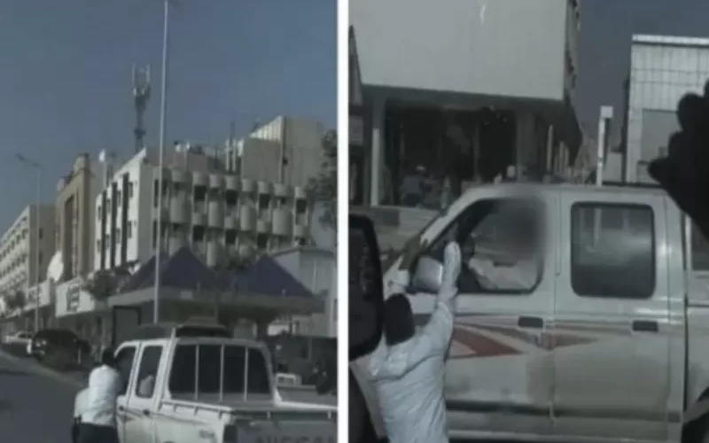 سعودي يفقد السيطرة على مركبته ويغلق بابها على يد آخر في الرياض