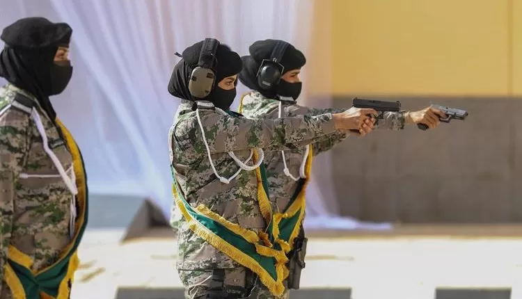 بالفيديو..حركات جريئة اثناء عرض عسكري مهيب في السعودية يجتاح المملكة