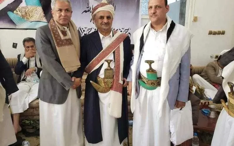 للمرة الأولى.. كيف ظهر الشيخ حمير الأحمر في يوم تأبين شقيقه صادق؟