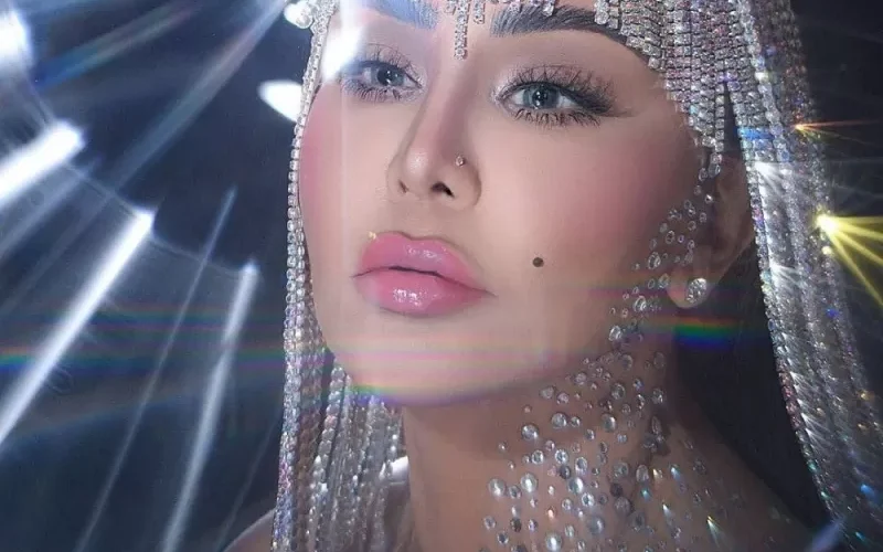 بالفيديو: الكشف عن سعر باروكة أحلام المرصعة بالماس .