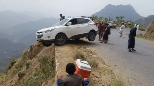 لقطات مرعبة تحبس الأنفاس .. سيارة تستقر نصفها على سفح جبل في الهاوية .. شاهد كيف تمكن الركاب من الخروج منها والنجاة من الموت بأعجوبة .. صور