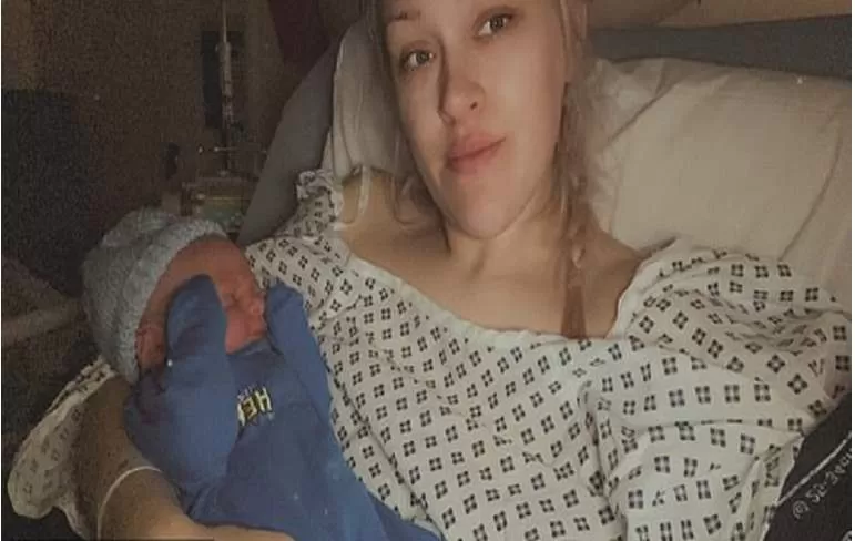 مراهقة فاتنة الجمال كانت تتألم بشدة بسبب الدورة الشهرية وعندما اسعفها اهلها للطبيب اكتشفو الصدمة التي دمرت العائلة