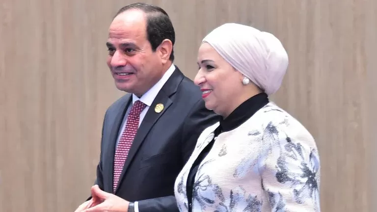 بالفيديو: السيسي يحضر حفل زفاف ابنة رئيس مصر السابق ويشهد على عقد القران