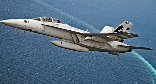 فيديو مذهل لطائرة حربية أمريكية تطارد صاروخ في سماء هذه الدولة