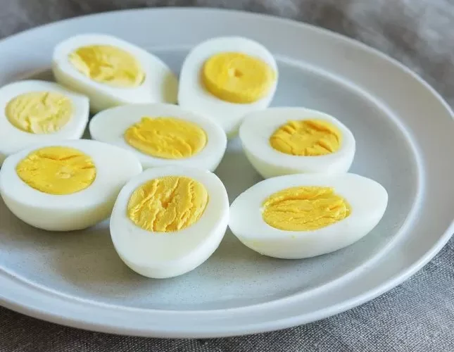 كم بيضة يجب ان يتناولها من يعاني ارتفاع الكوليسترول في اليوم؟