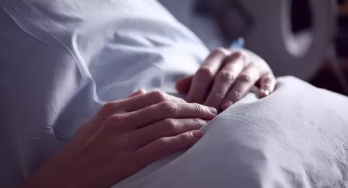 برودة اليدين دليل على هذا المرض الخطير